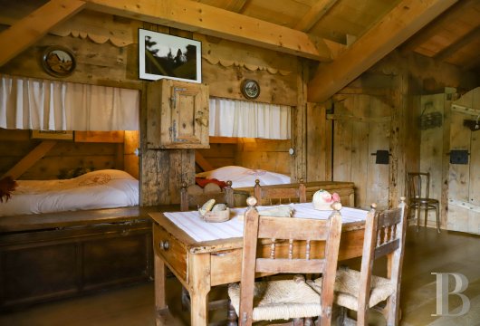 En Haute-Savoie, non loin de Morzine, une grange chalet traditionnelle en plein alpage - photo  n°26